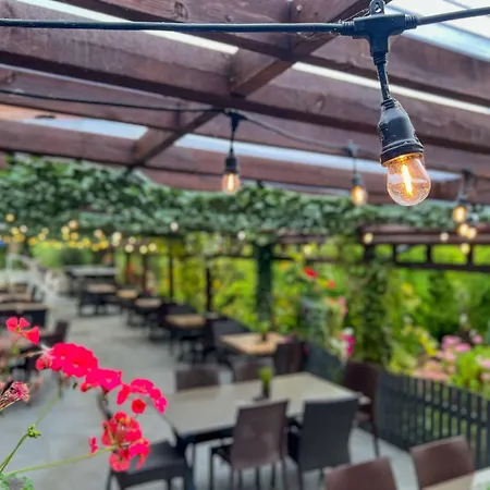 Holiday home Floral Lodge Great Ayton With Hot Tub And Onsite Bistro Great Ayton