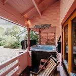 Floral With Hot Tub And Onsite Bistro 펜션