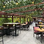 Floral With Hot Tub And Onsite Bistro 펜션 *