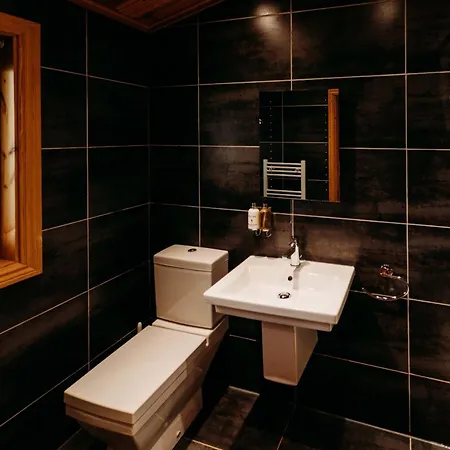 Floral With Hot Tub And Onsite Bistro Tatil Evi